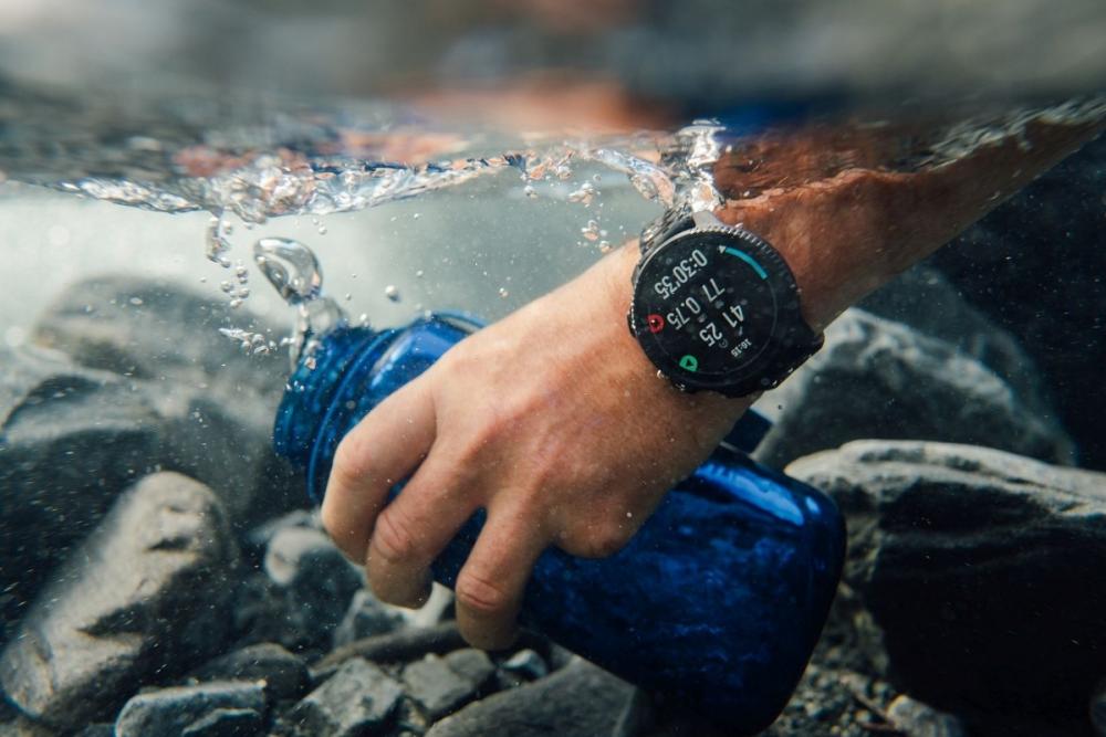 czarny zegarek sportowy Suunto Vertical 2