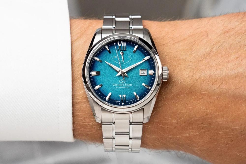 Orient Star Contemporary Date Automatic 75th Anniversary Limited Edition RE-AU0114E00B na nadgarstku