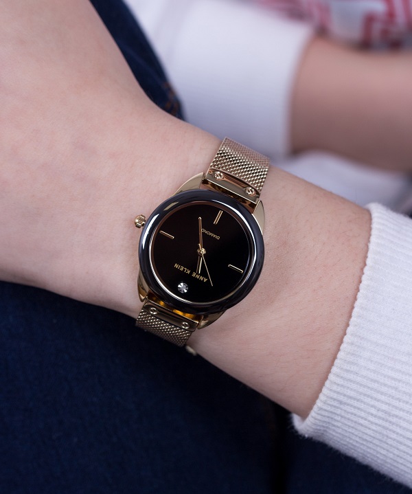 zegarek damski Anne Klein Diamond ak-3258bkgb na ręce