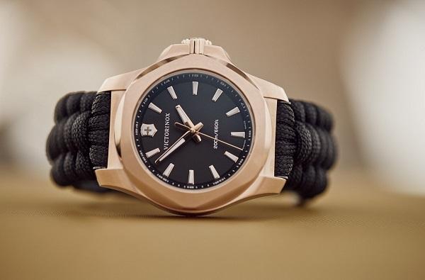 Zegarek damski Victorinox I.N.O.X. V 241880 lifestyle
