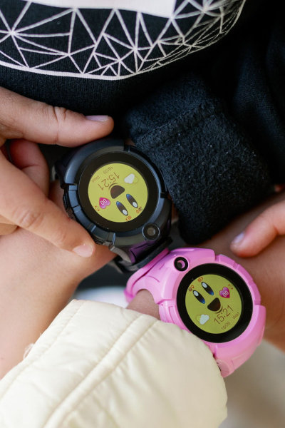 Zegarek smartwatch dziecięcy Garett Kids 5 lifestyle na ręku