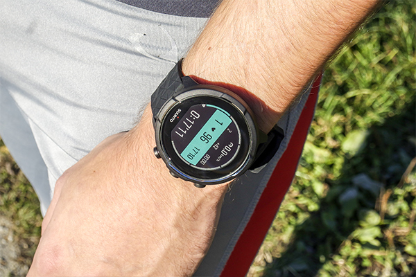 Smartwatch sportowy Suunto 9 Baro Titanium SS050145000 na nadgarsku