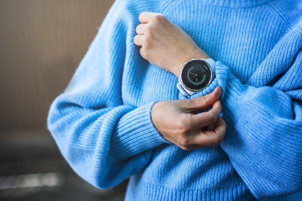 koklorowy zegarek Suunto 9 na ręku