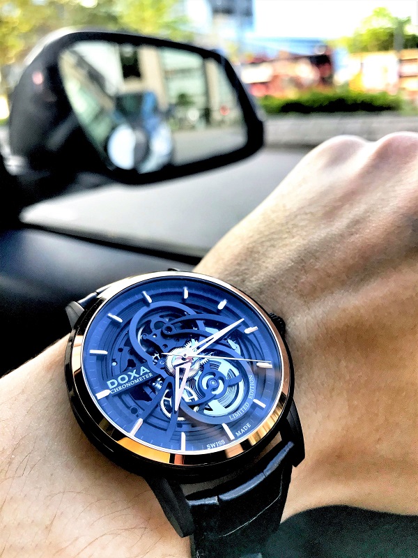 zegarek męski Doxa Grandemetre Skeleton Titanium Limited Edition D210BBK na ręce