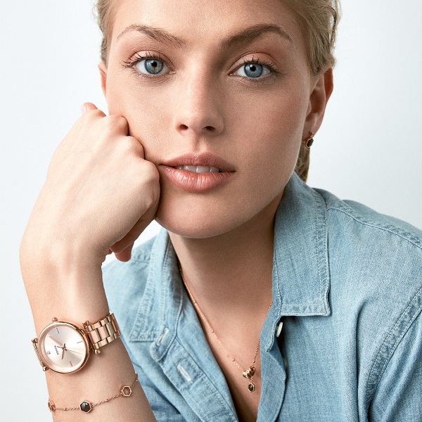 złoty zegarek Fossil modelka