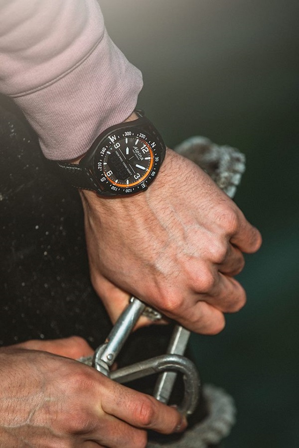 zegarek Alpina AlpinerX ręka casual