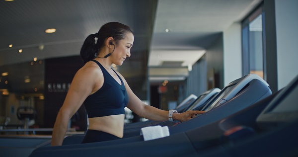 zegarek Suunto 7 kobieta na siłowni