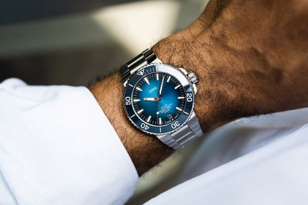 Zegarek podobny do Rolexa Submarinera na ręku