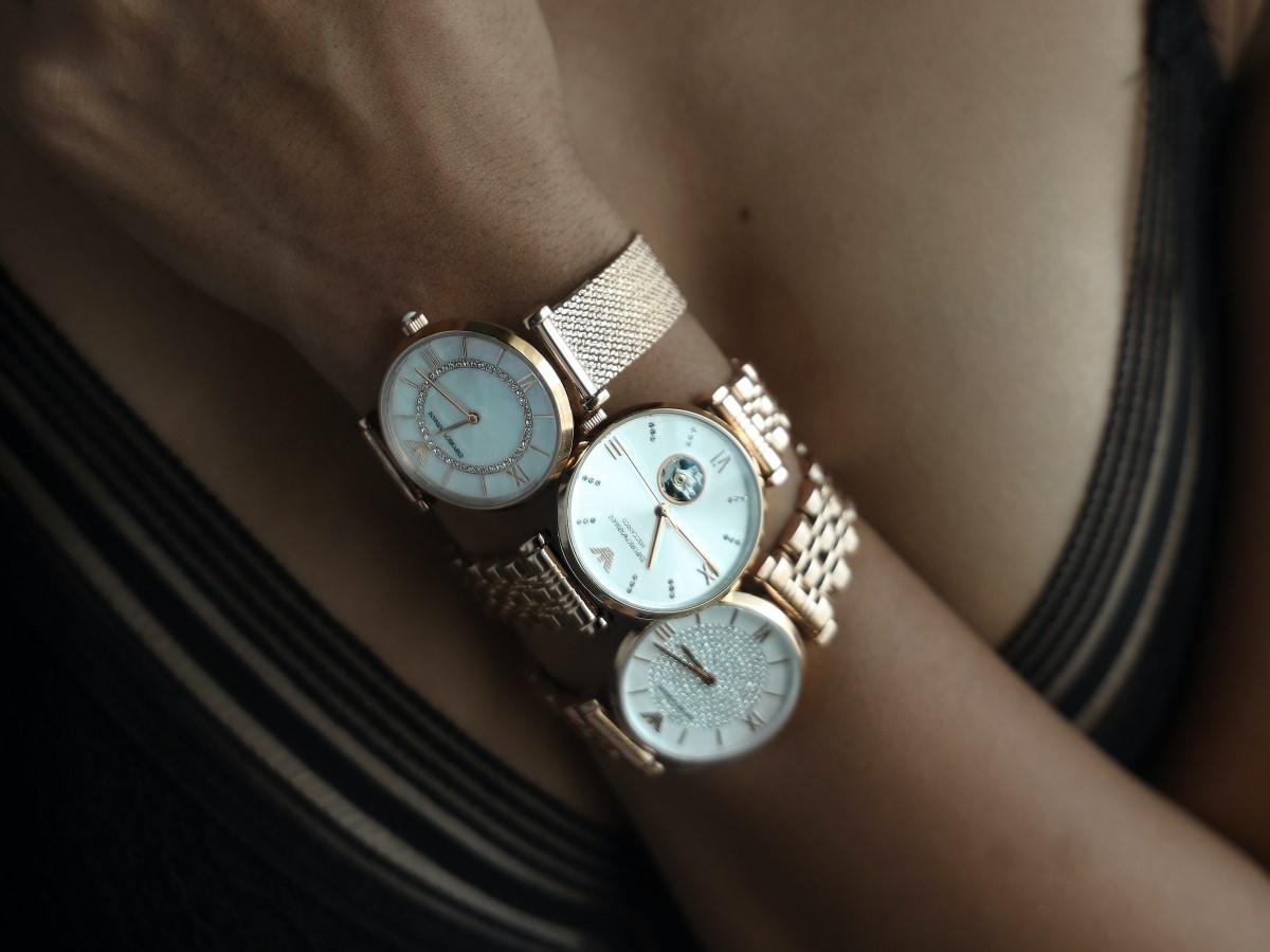 Zegarki złote damskie - zegarki złote na ręku kobiety
