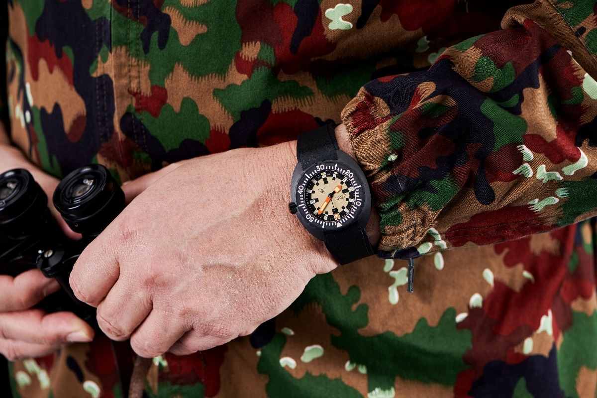 Zegarek męski reedycja Doxa SUB 300T Army Limited Edition moro na ręku