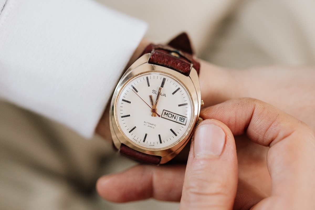 Zegarek męski na ręku z funkcją datownika Day Date