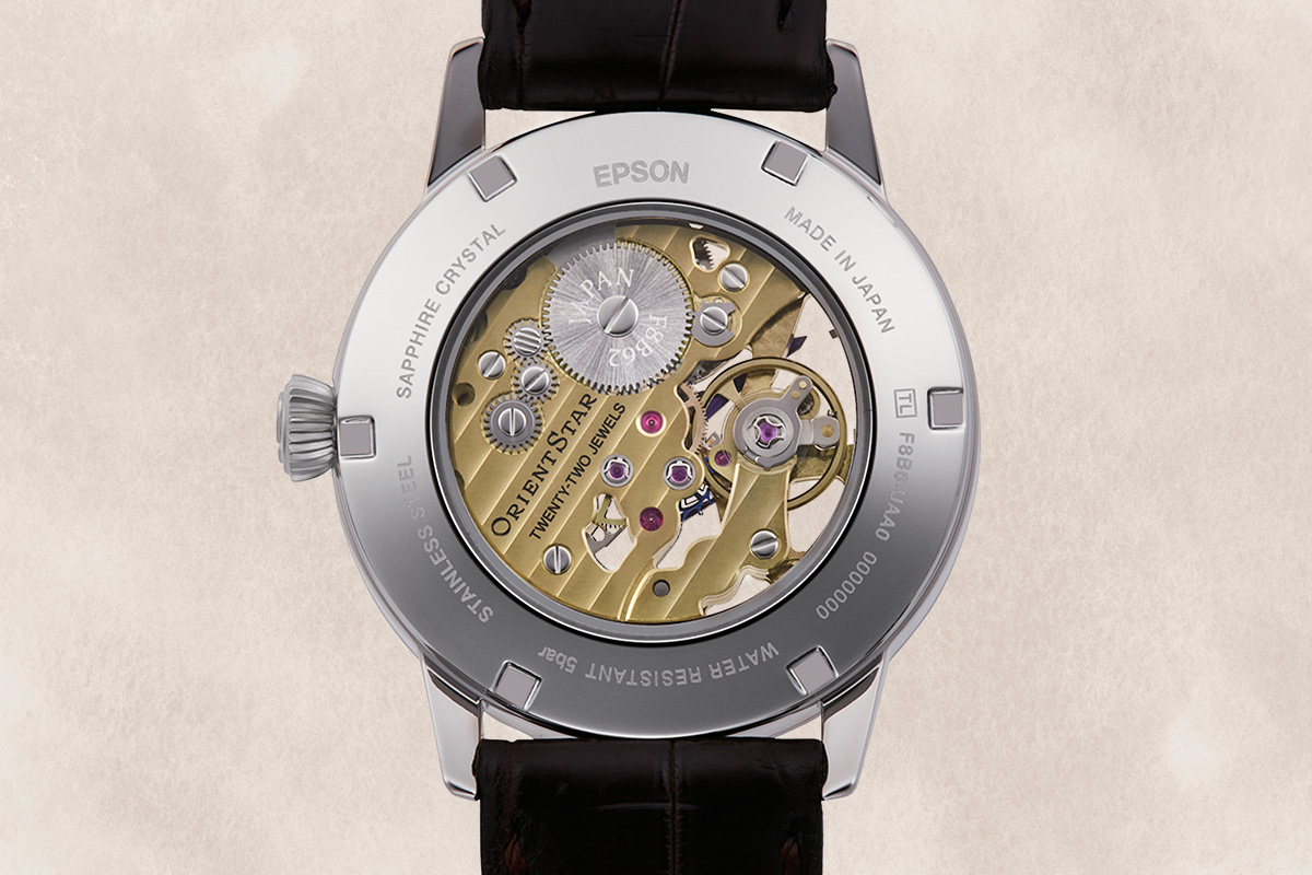 Mechanizm Orient Star RE-AZ0001S00E widoczny przez transparentny dekiel
