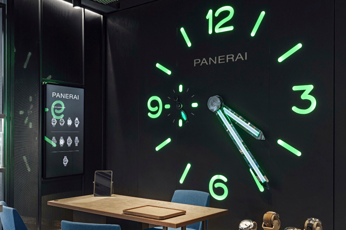 Świecący zegar ścienny we flagowym salonie marki Panerai