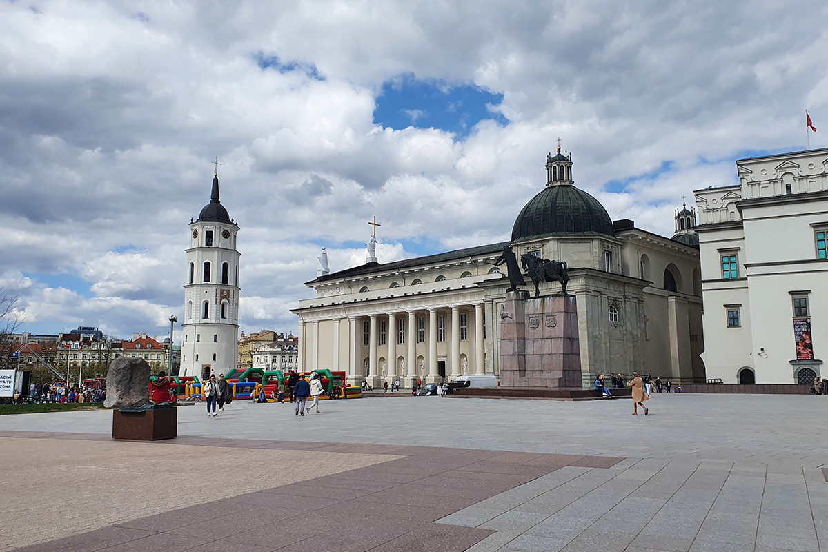 Zwiedzanie Wilna - Plac Katedralny z Bazyliką archikatedralną w tle