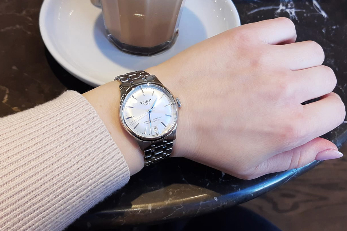 Zegarek dla kobiet Tissot Chemin des Tourelles Powermatic 80 na ręku damskim