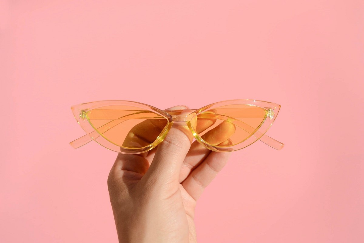 Pomarańczowe okulary przeciwsłoneczne na lato a filtr UV