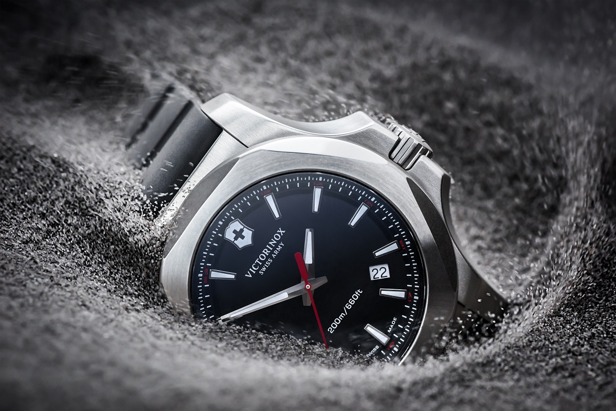 Zegarek w piasku, idealny na plażę - Victorinox I.N.O.X.