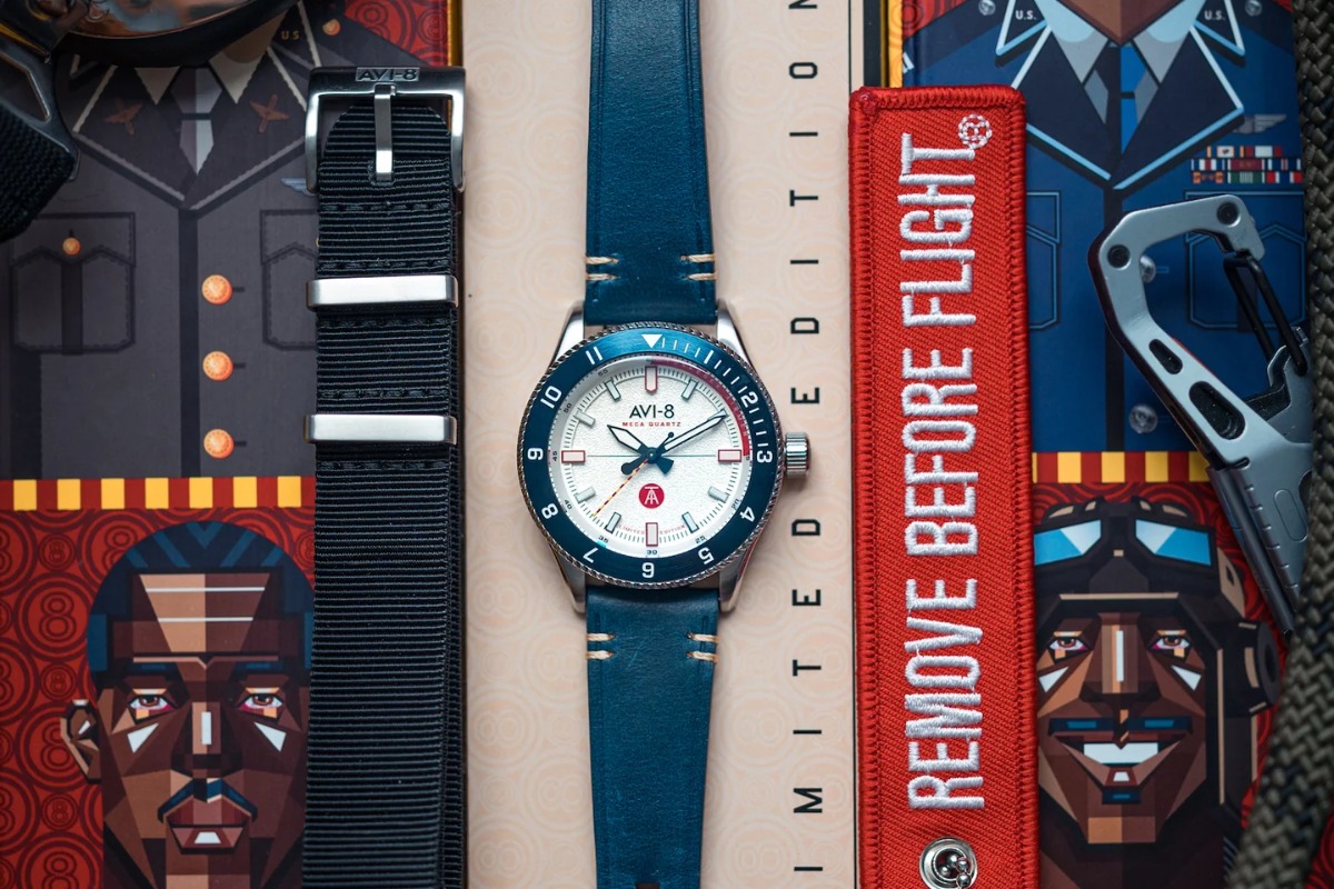 zegarek AVI-8 leżący na kolorowym tle