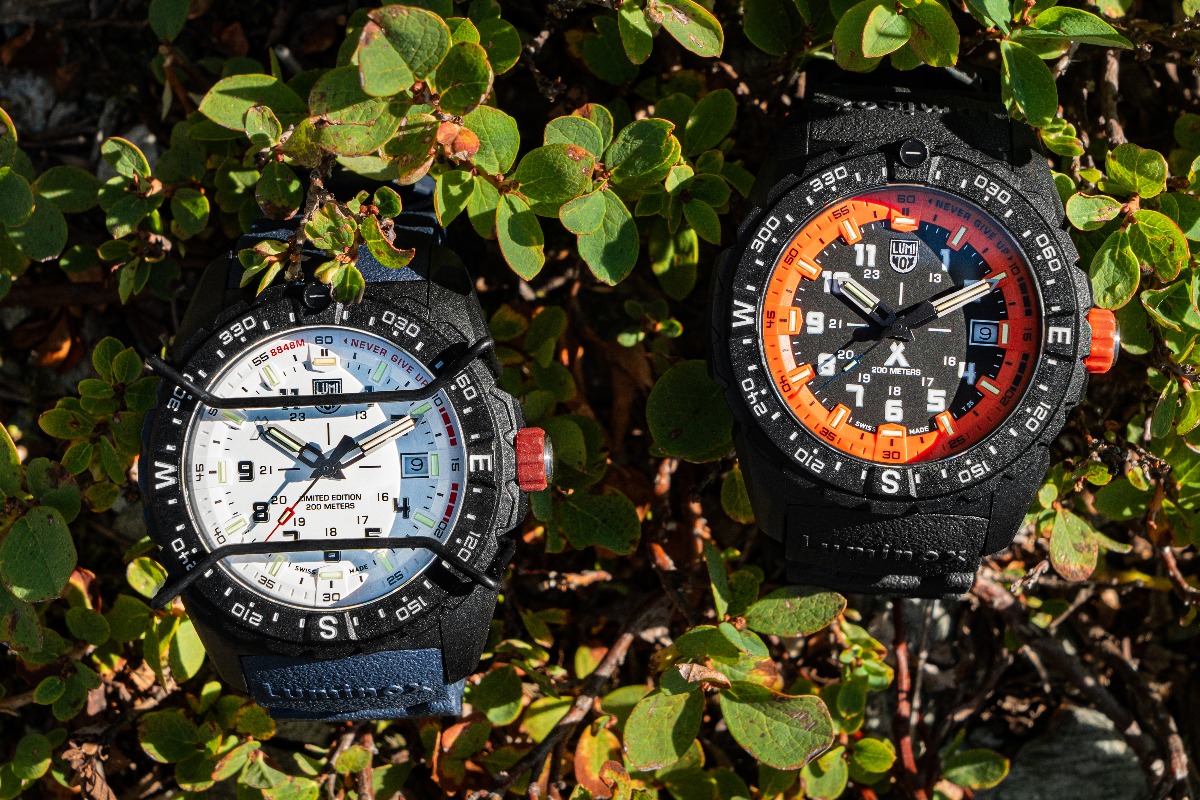 zegarki marki luminox z serii bear grylls mountain na trawie