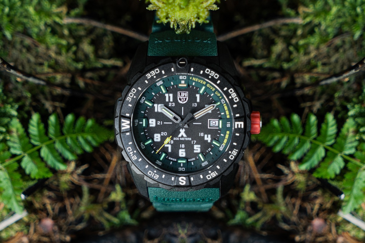 zegarek Luminox Bear Grylls lezący na trawie