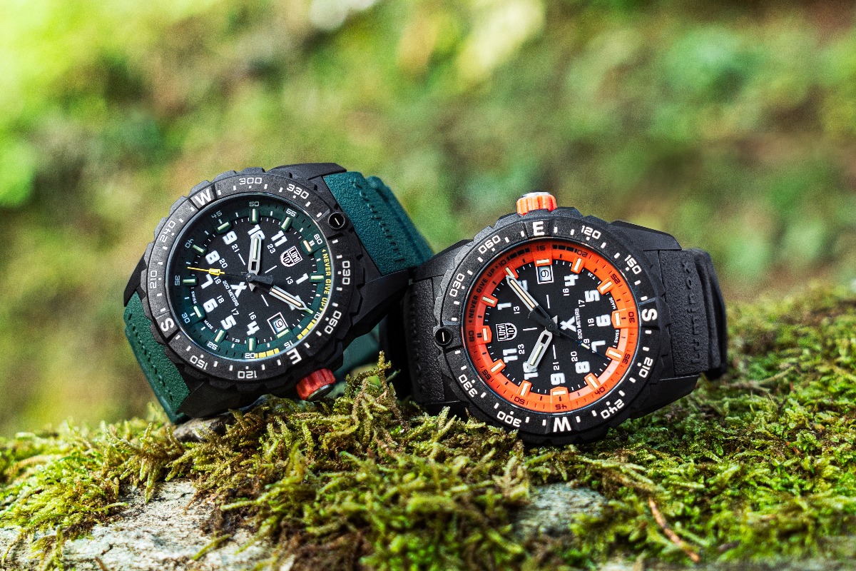 dwa zegarki Luminox seria Bear Grylls leżące na trawie