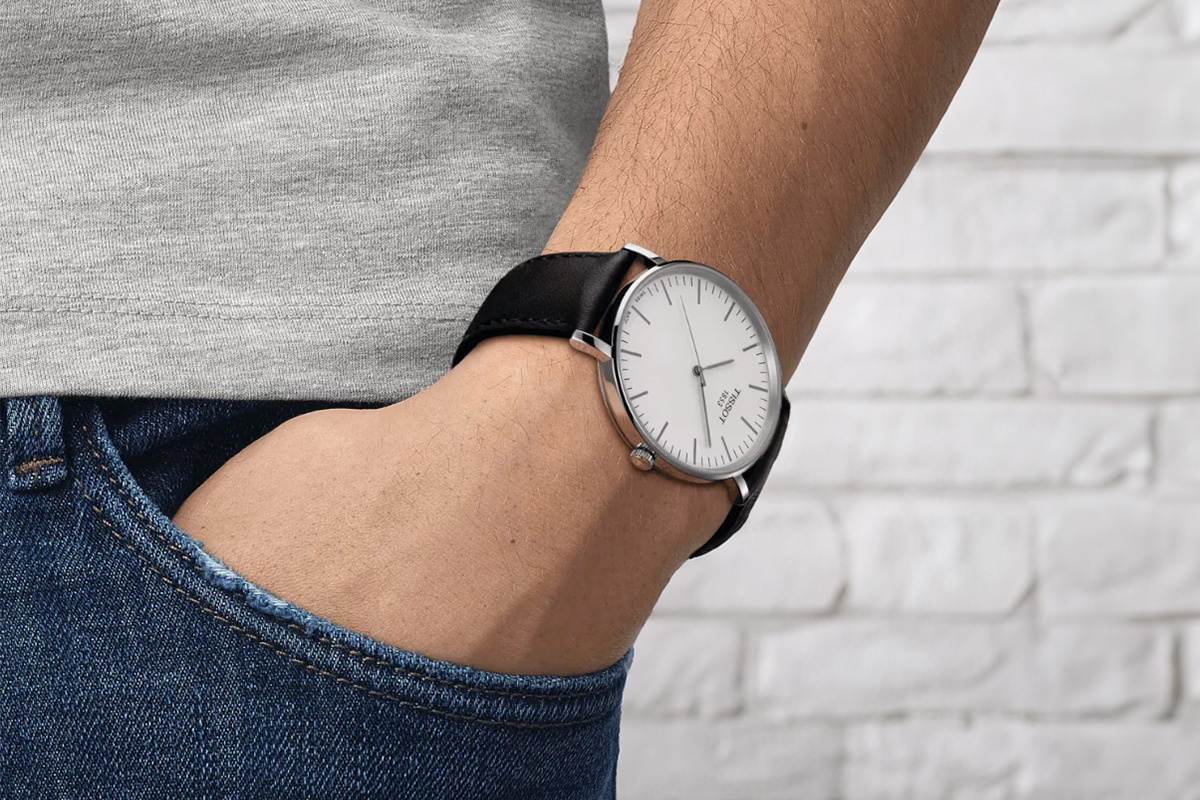 Zegarek Tissot na nadgarstku mężczyzny z ręką w kieszeni