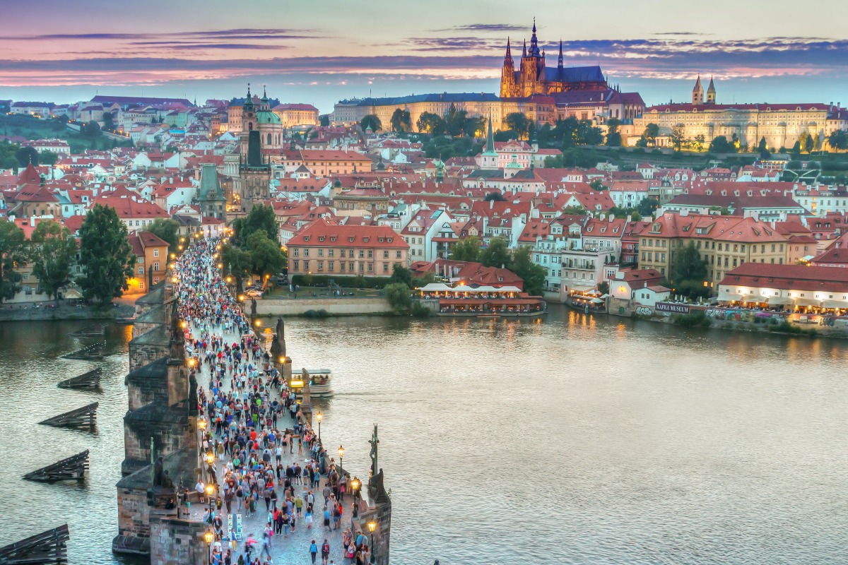 Widok miasta Praga i mostu Karola IV