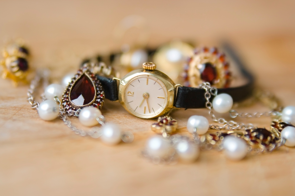 Zegarek i kolekcja biżuterii