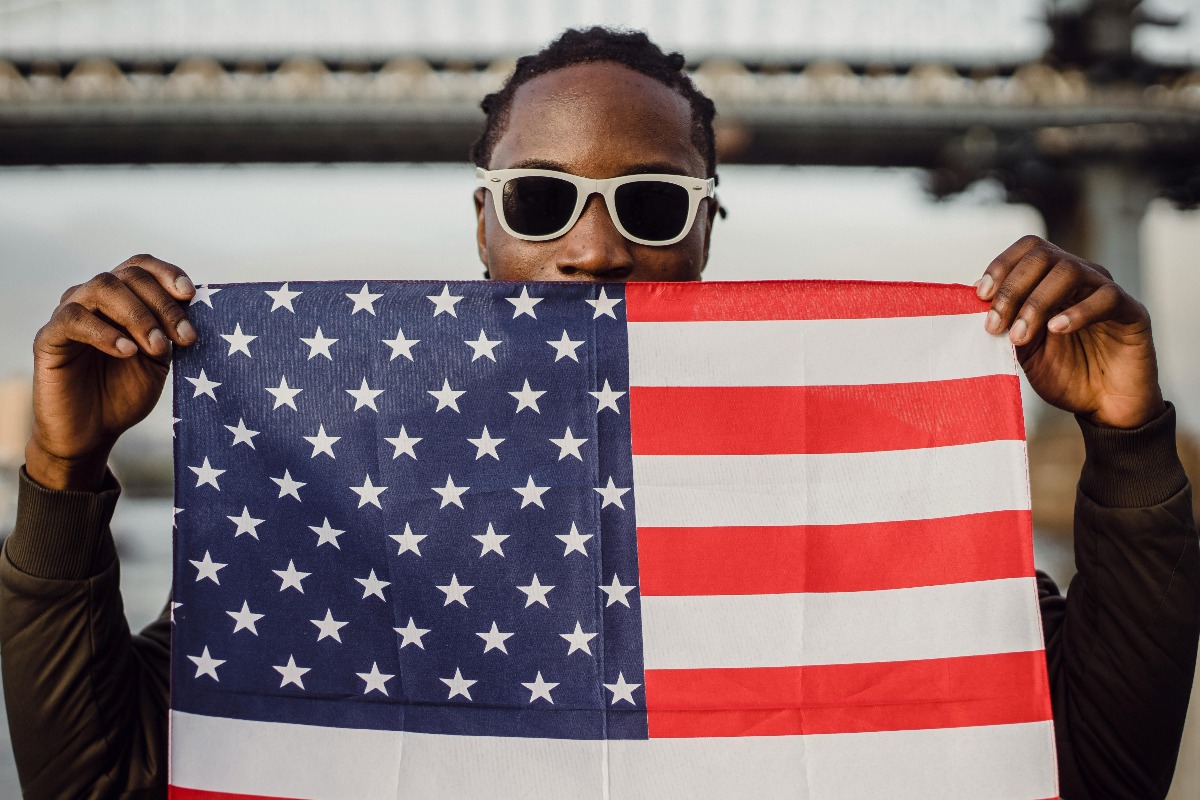 Mężczyzna z flagą USA