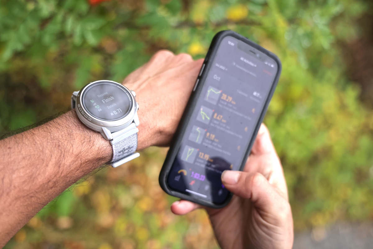 Smartwatch Coros na tekstylnym pasu