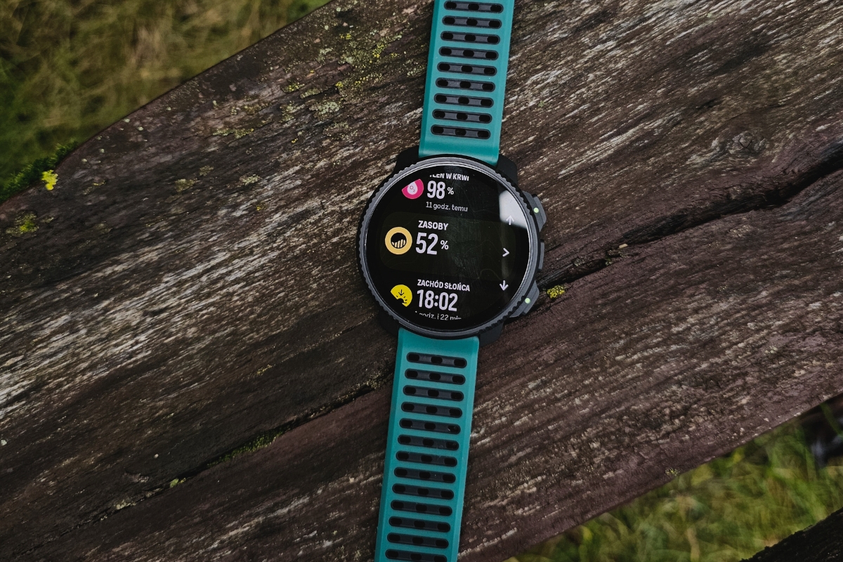 Detal koperty i paska zegarka Suunto Vertical 2