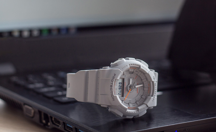 biały zegarek G-Shock