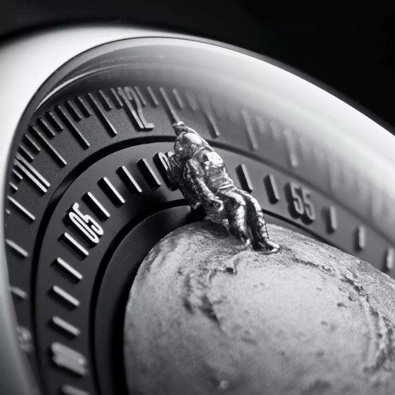 Ciga Design U055-TIGR-6B - Figurka astronauty jako wskaźnik czasu
