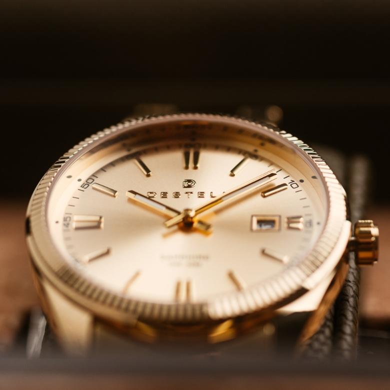 DESTELL LU3854-44-204S - Ząbkowany bezel jako charakterystyczny detal konstrukcyjny