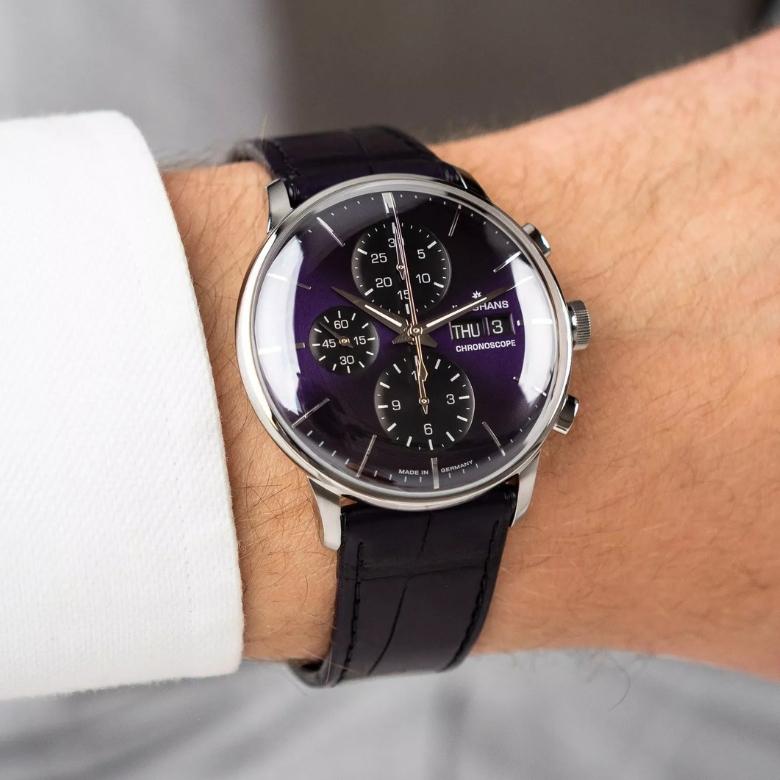 Junghans 027/4621.03 - Wyrazista kolorystyka
