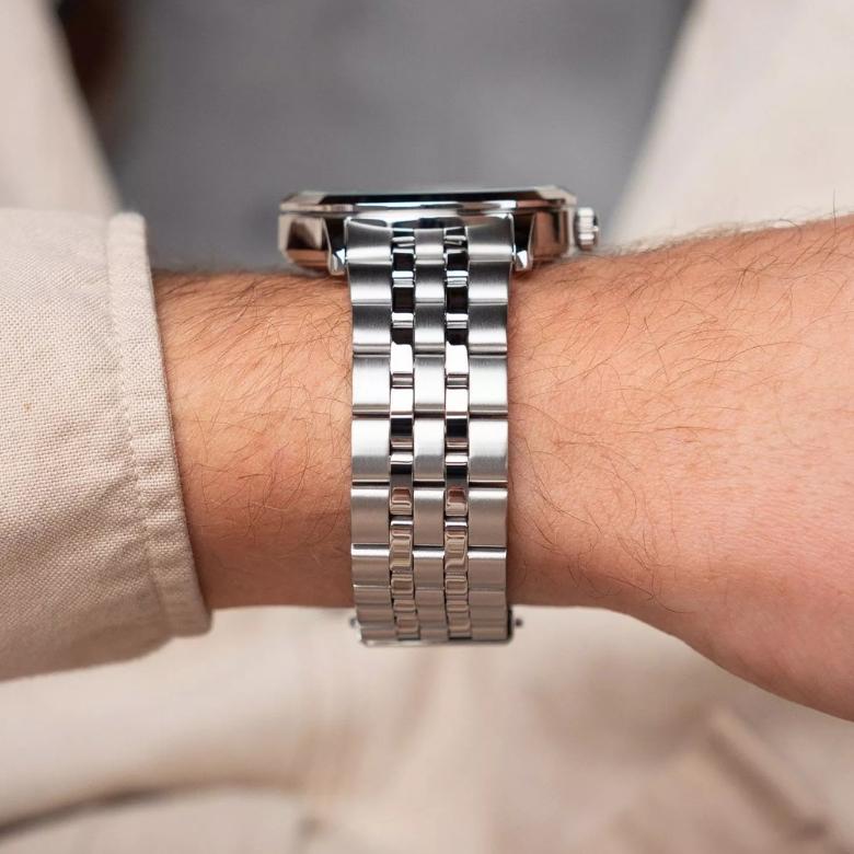 Orient RA-AC0F02S30B - Trwałość i elegancja: stalowa bransoleta