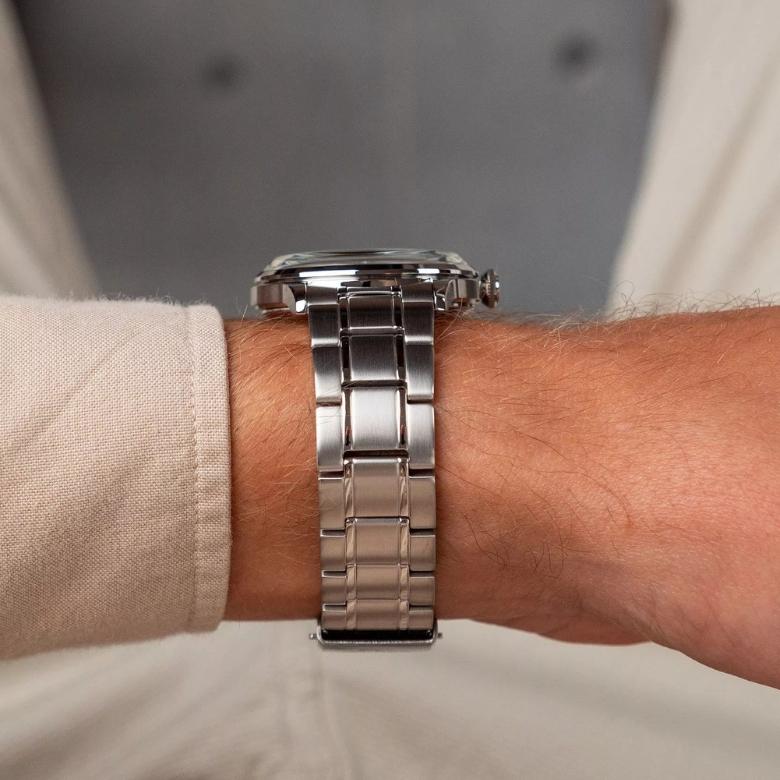 Orient RA-AC0M09E30B - Trwałość i elegancja: stalowa bransoleta