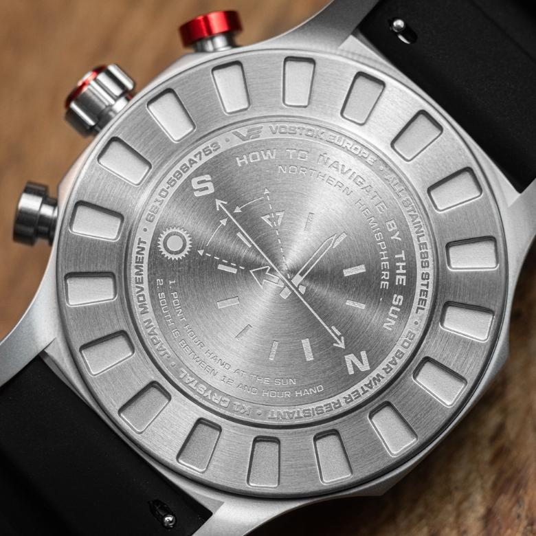 Vostok Europe 6S10-598A753 - Grawerowany schemat orientacji na deklu