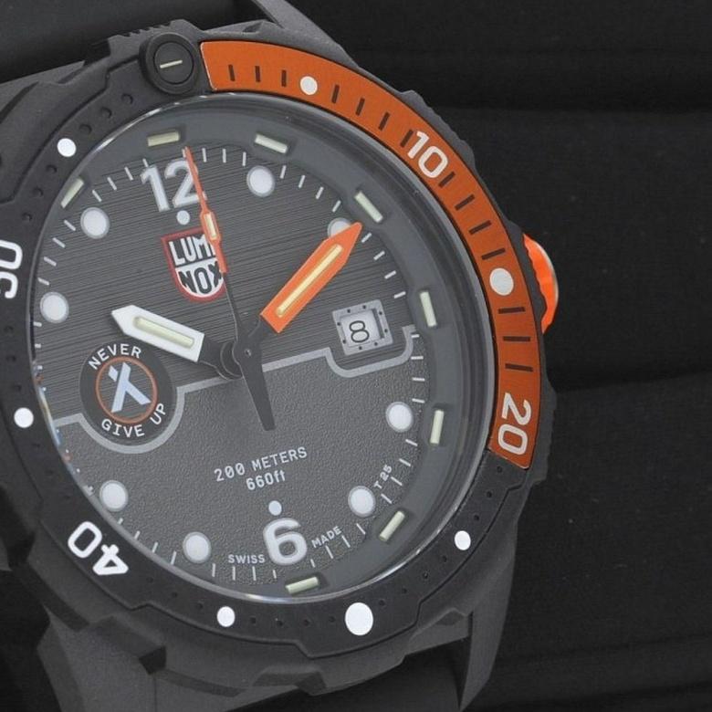 Zegarek Luminox XB.3729 - Bezel
