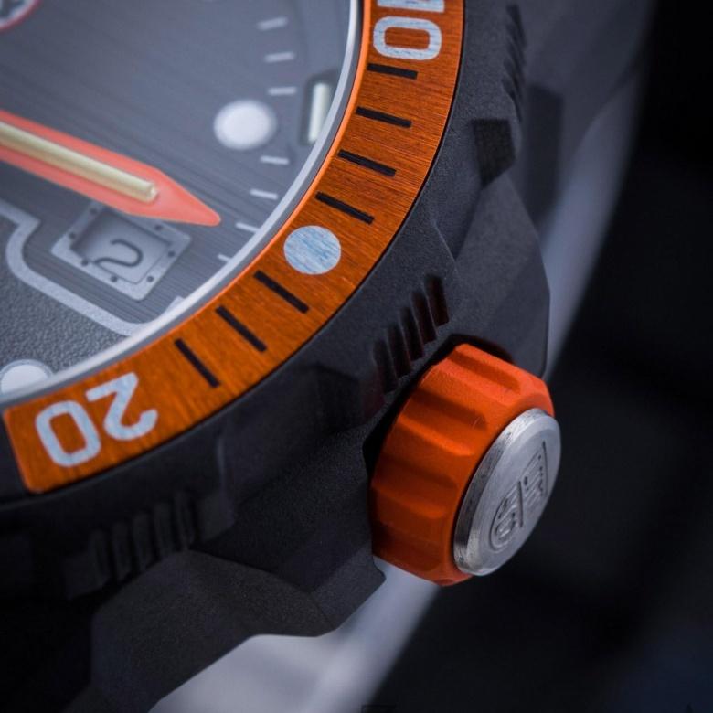 Zegarek Luminox XB.3729 - Koronka