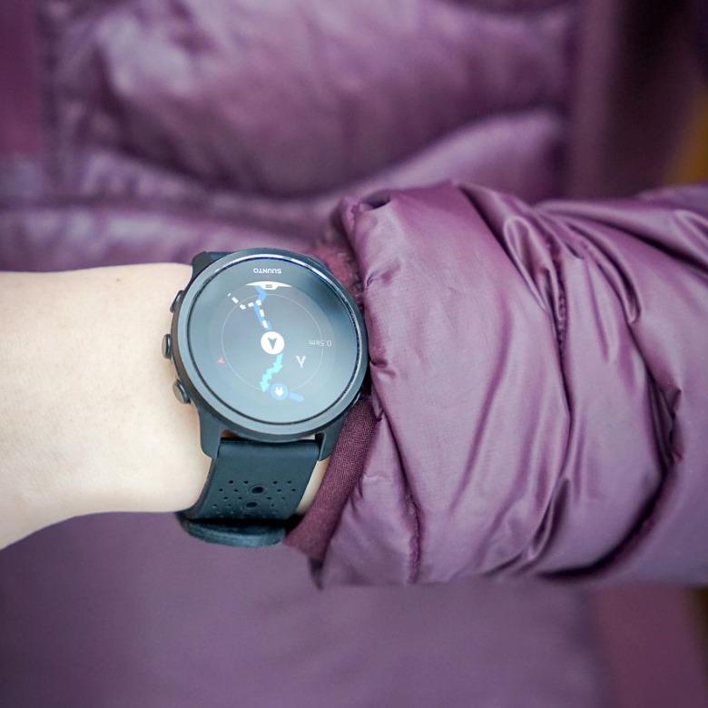 Zegarek sportowy Suunto 5 Peak All Black SS050888000 na ręku