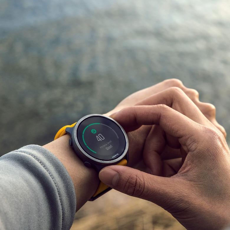 Suunto 5 Peak Ochre SS050731000 na ręku