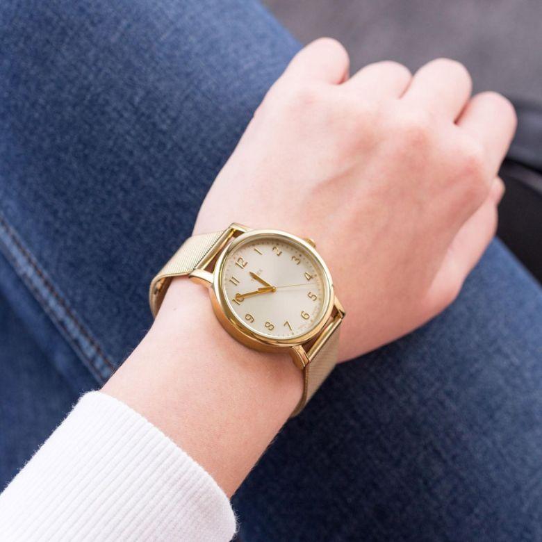 Timex Essential Originals na nadgarstku