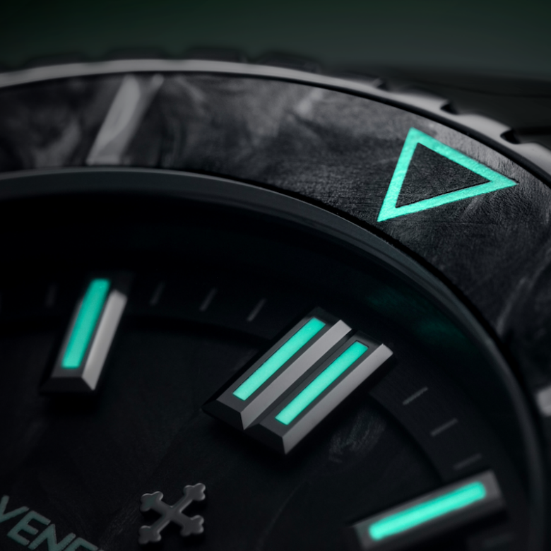 Powłoka luminescencyjna BGW9 Super-LumiNova w Venezianico Nereide Carbonio